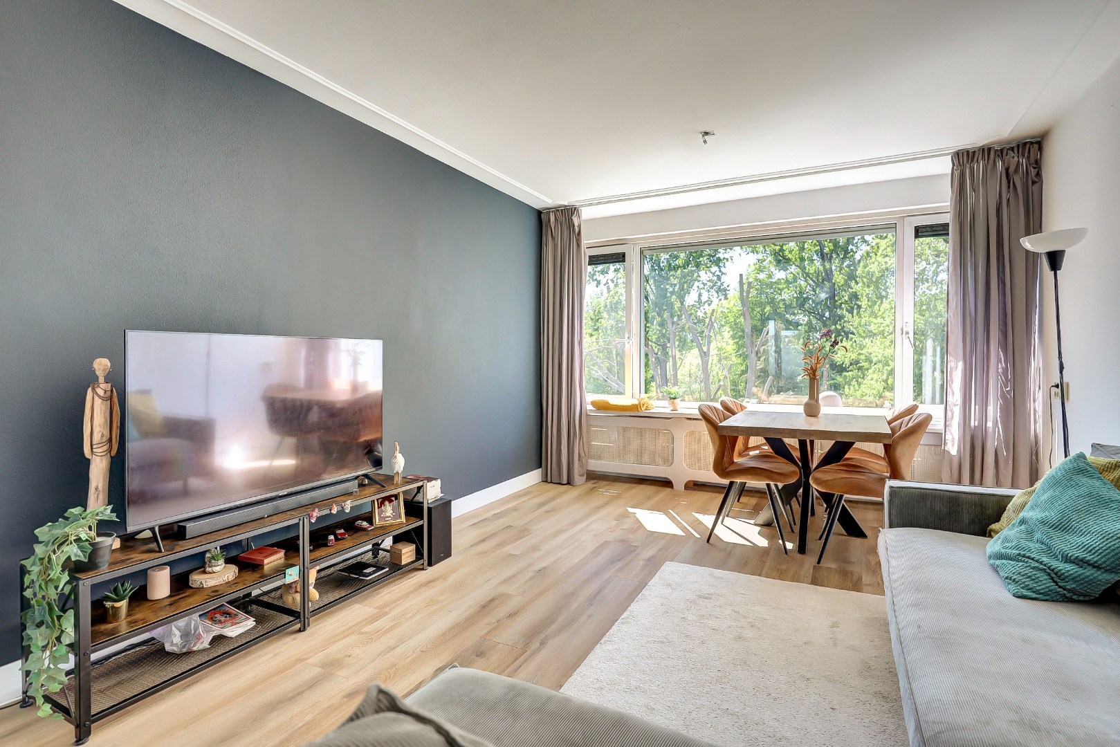 Goed onderhouden en instapklaar 4-kamer hoek-appartement op de 4e verdieping met moderne keuken en badkamer, 3 balkons en gelegen op eigen grond. 