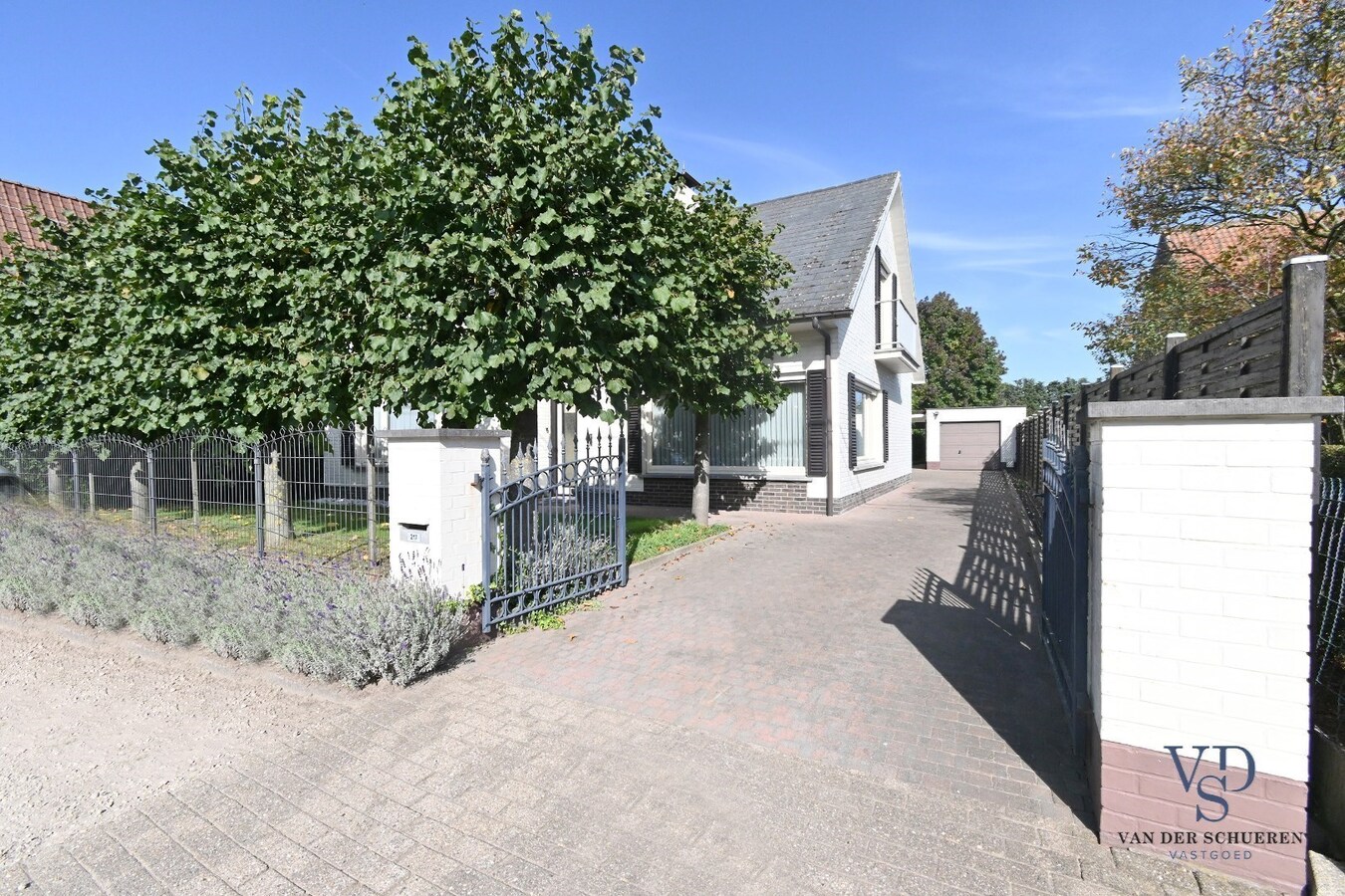 Goed gelegen, degelijke Open Bebouwing. 