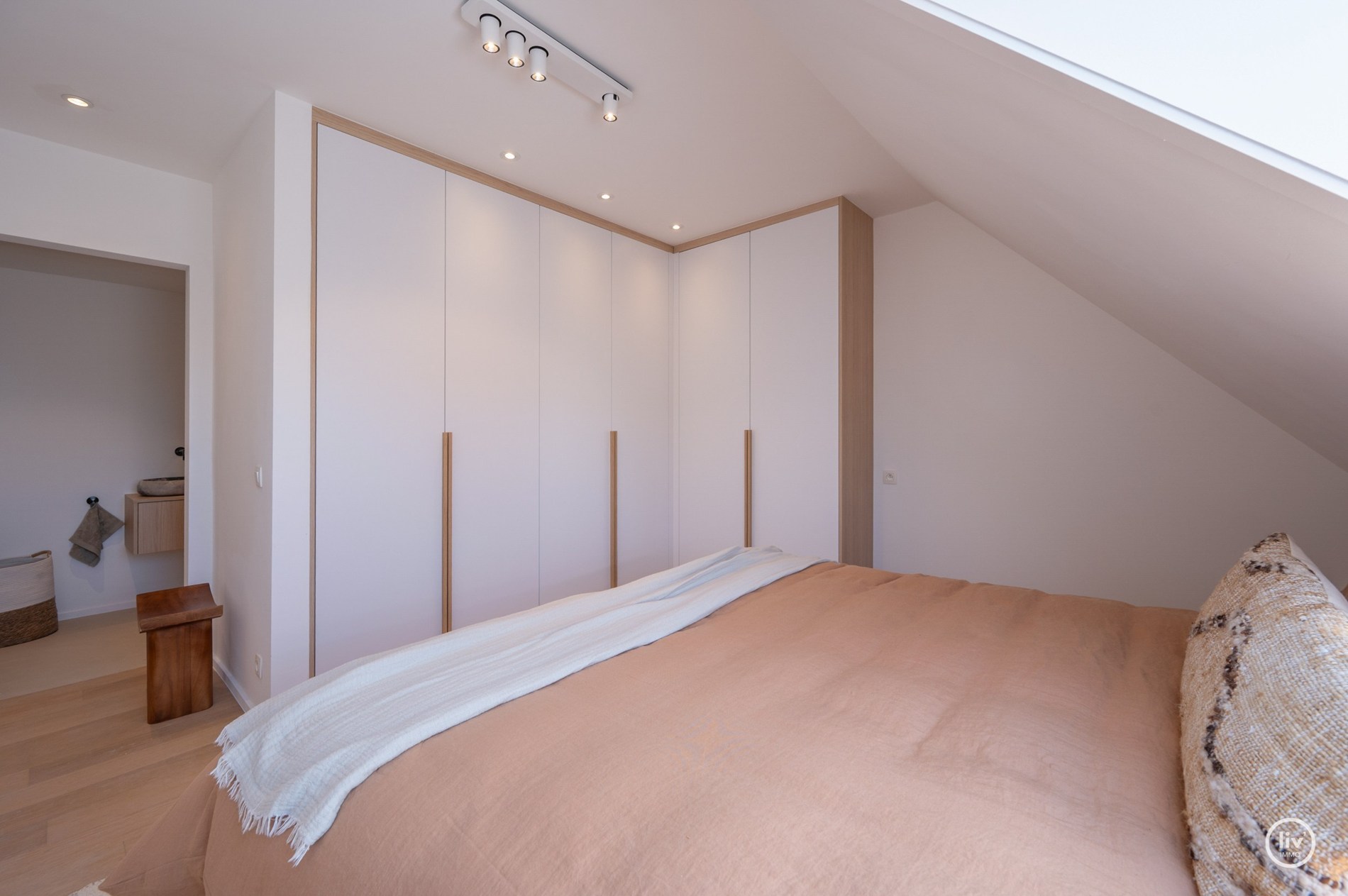 Prachtige ruime duplex (216 m2) top gerenoveerd gelegen op de Leopoldlaan te Knokke. 