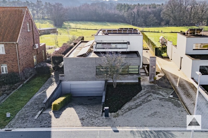 Dorne : moderne woning met parktijkruimte / bureel, volwaardige kelderverdieping, terras, zwemvijver en weide. Prachtig uitzicht. 