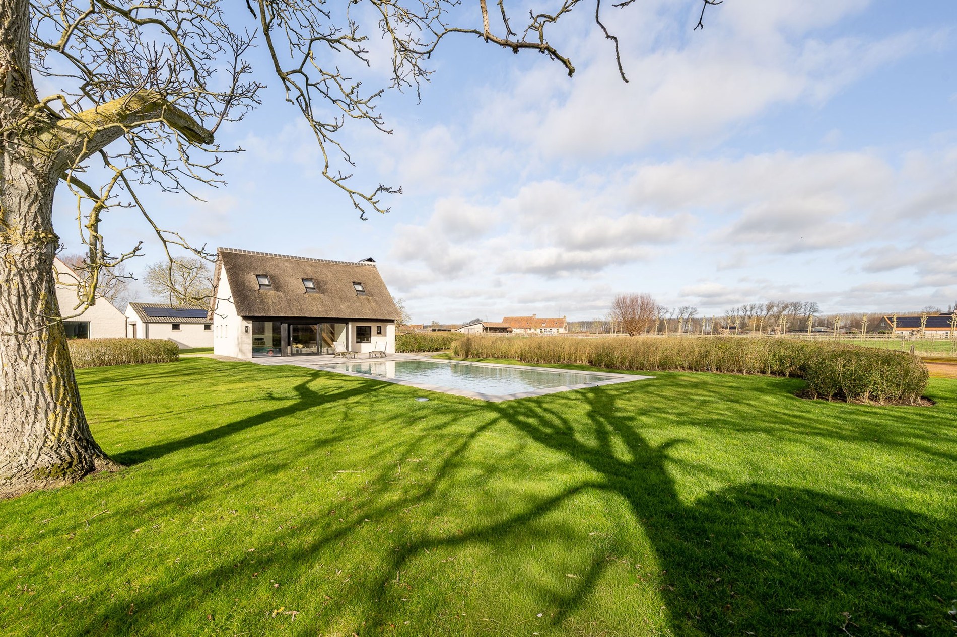 OPENDEURDAG Zaterdag 02/05 - 10u30 - 12u30 (Pereboomstraat 1 te Damme) : Uitzonderlijk gerenoveerde Hoeve met bijhuis op een domein van 1,5 hectare 