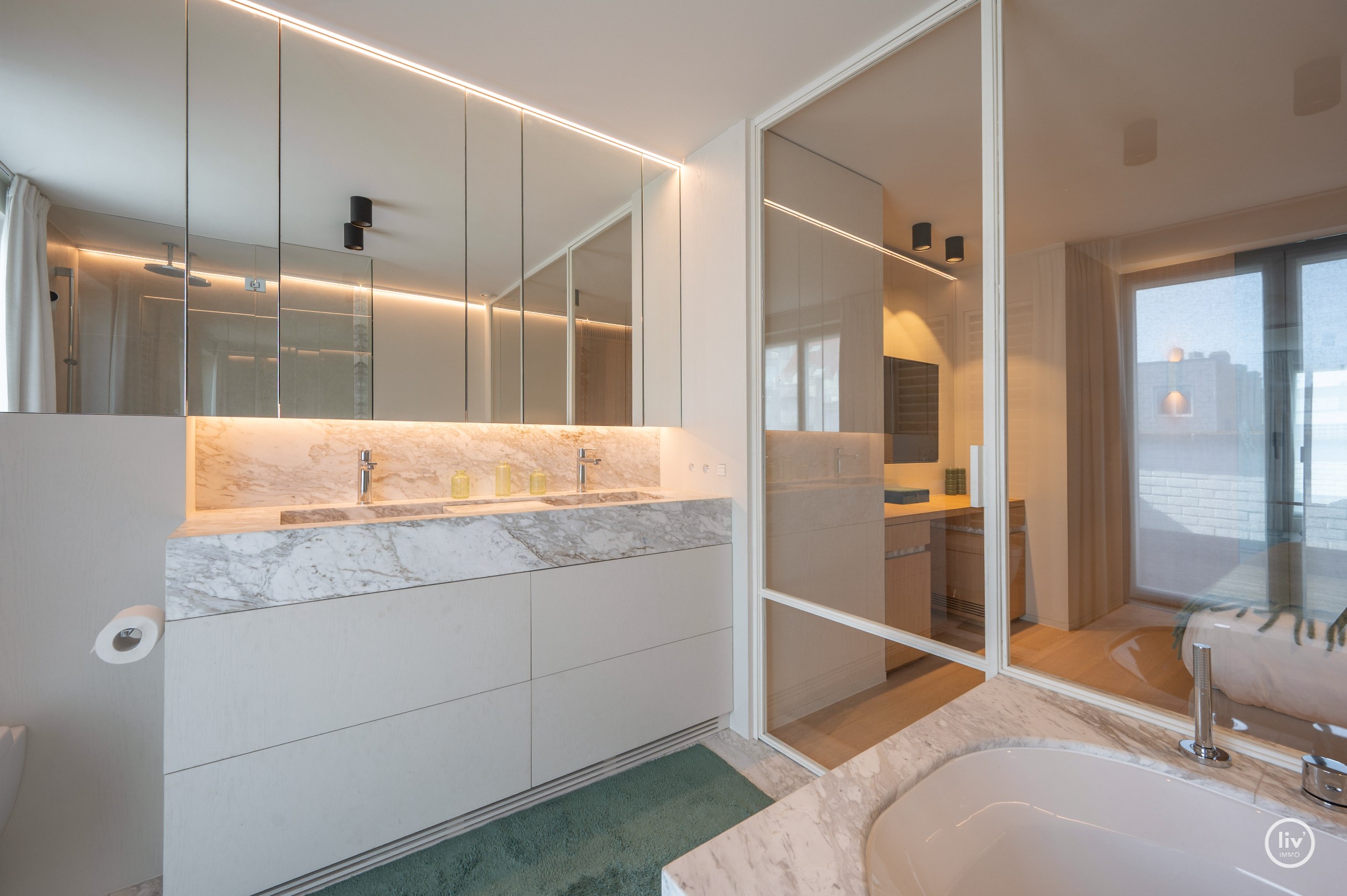 Parchtig afgewerkte penthouse met magnifieke terrassen van +/-40m2 en 3 ruime slaapkamers te Leopoldlaan gelegen. 