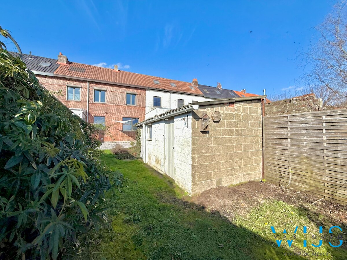 Zeer ruim en stevig woonhuis MET garage te Rieme ! 