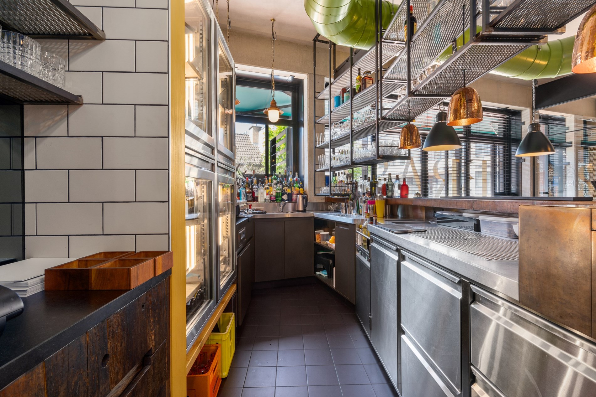 Magnifique local commercial fini (°2015), aménagé en restaurant équipé de toutes les technologies récentes et en excellent état, situé au centre de Knokke, à proximité de l'avenue Lippens et du marché 