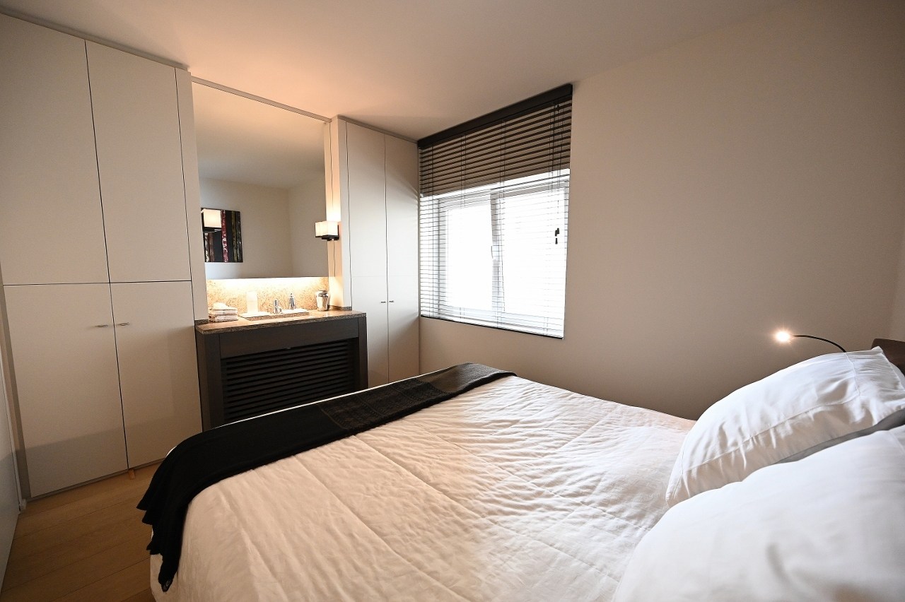 Appartement meublé - Luxueusement aménagé avec 2 chambres, à proximité de la plage et de la place Van Bunnen. 