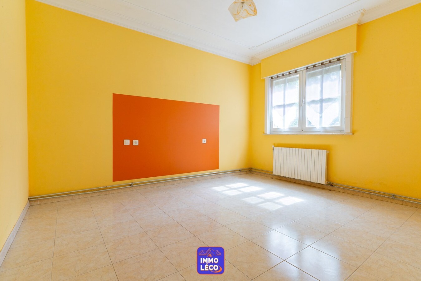 Villa "Semi Plain-Pied" érigée sur 2840m² avec grand étang, 2 garages &amp; parking privatif. 