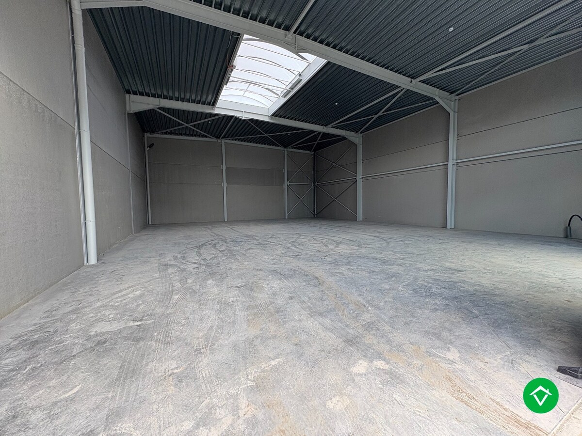 Loods te koop – 277 m² met 2 parkeerplaatsen inbegrepen op de industriezone te Ichtegem 