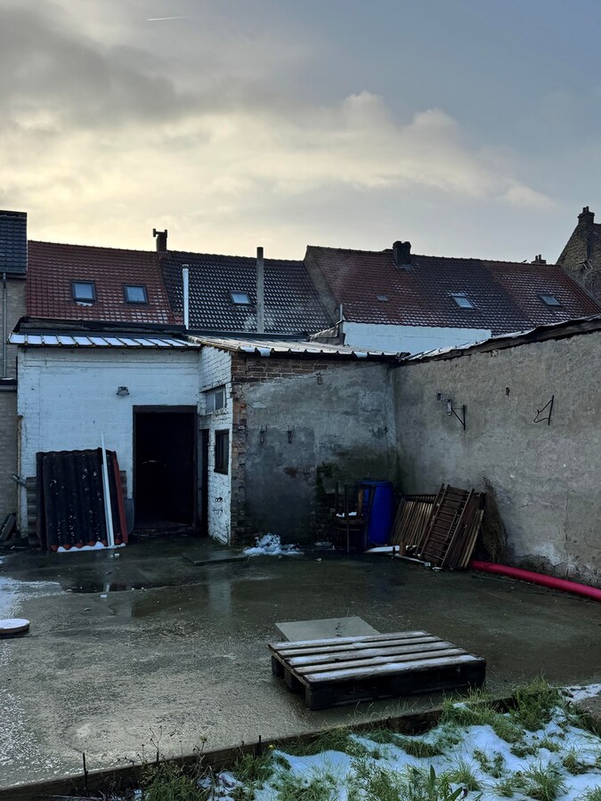 Woning met 4 slaapkamers en parkeerplaatsen te Gistel 