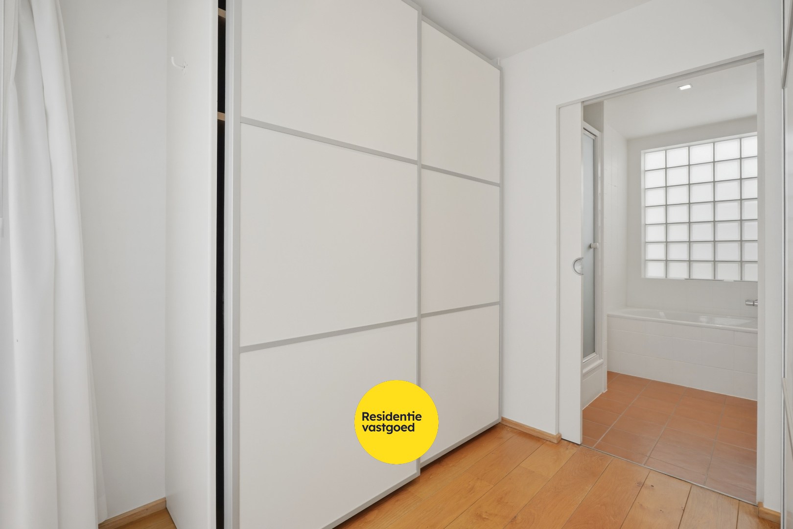 Multifunctionele woning met handelsruimte in hartje Veurne. 