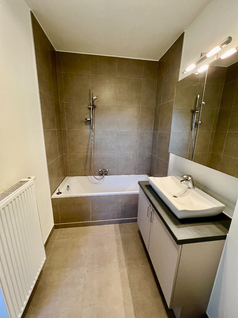 Ruim duplex-appartement met 1 slpk en bew. opp. van 70 m² op centrale ligging te Lier! 