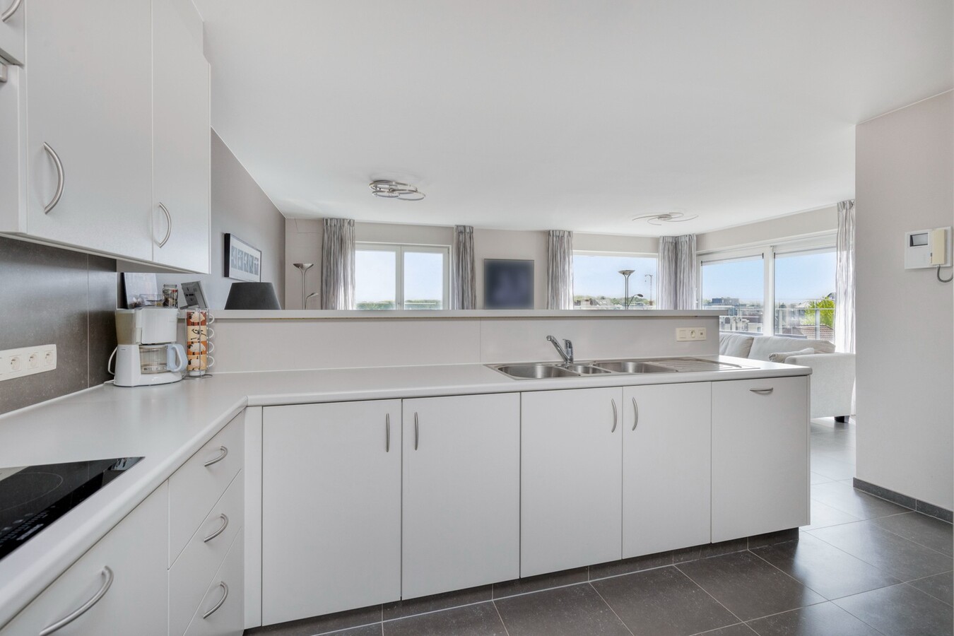 Penthouse ensoleillé avec une très grande terrasse 