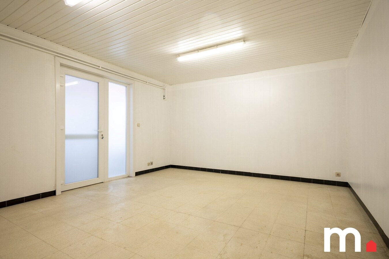 Lichtrijk instapklare woning EPC C  te Roeselare met 3 slaapkamers, zonnepanelen, Garage en praktijk! 