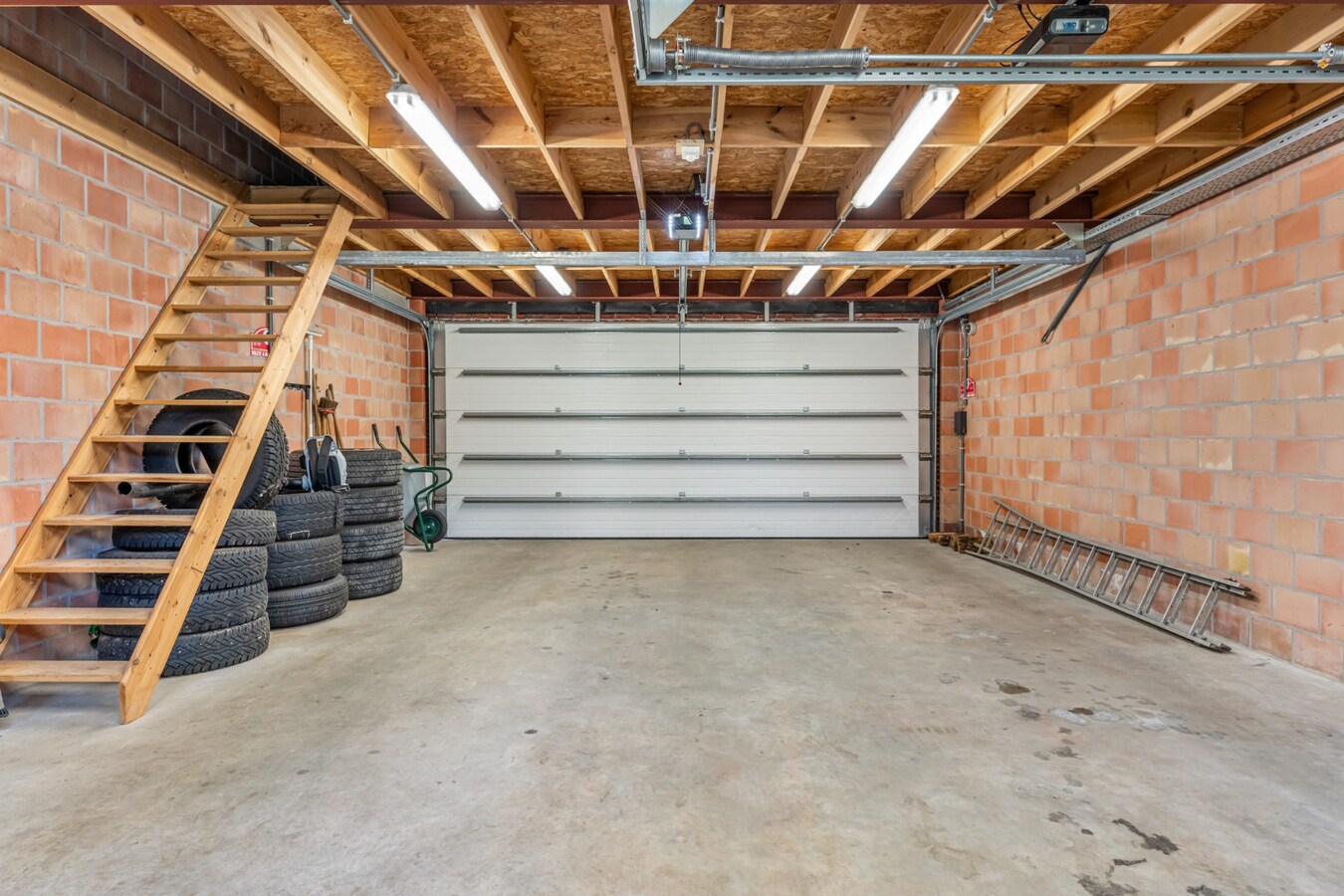 Unieke, hoogwaardig afgewerkte stadswoning op een ruim perceel mét ruime garage bereikbaar langs de achterzijde! 