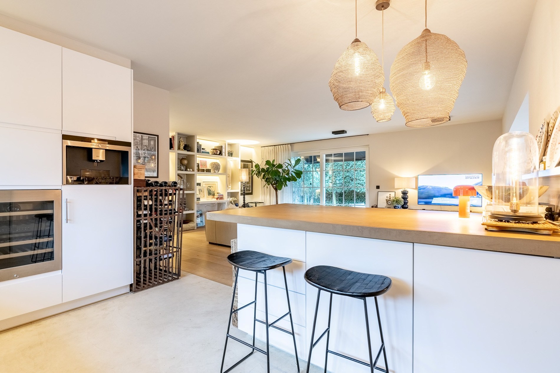 Gelegen in een rustige en uiterst gegeerde residentiële wijk van Knokke, biedt deze volledig gerenoveerde woning een perfecte combinatie van hedendaags comfort, licht en verfijnde elegantie 