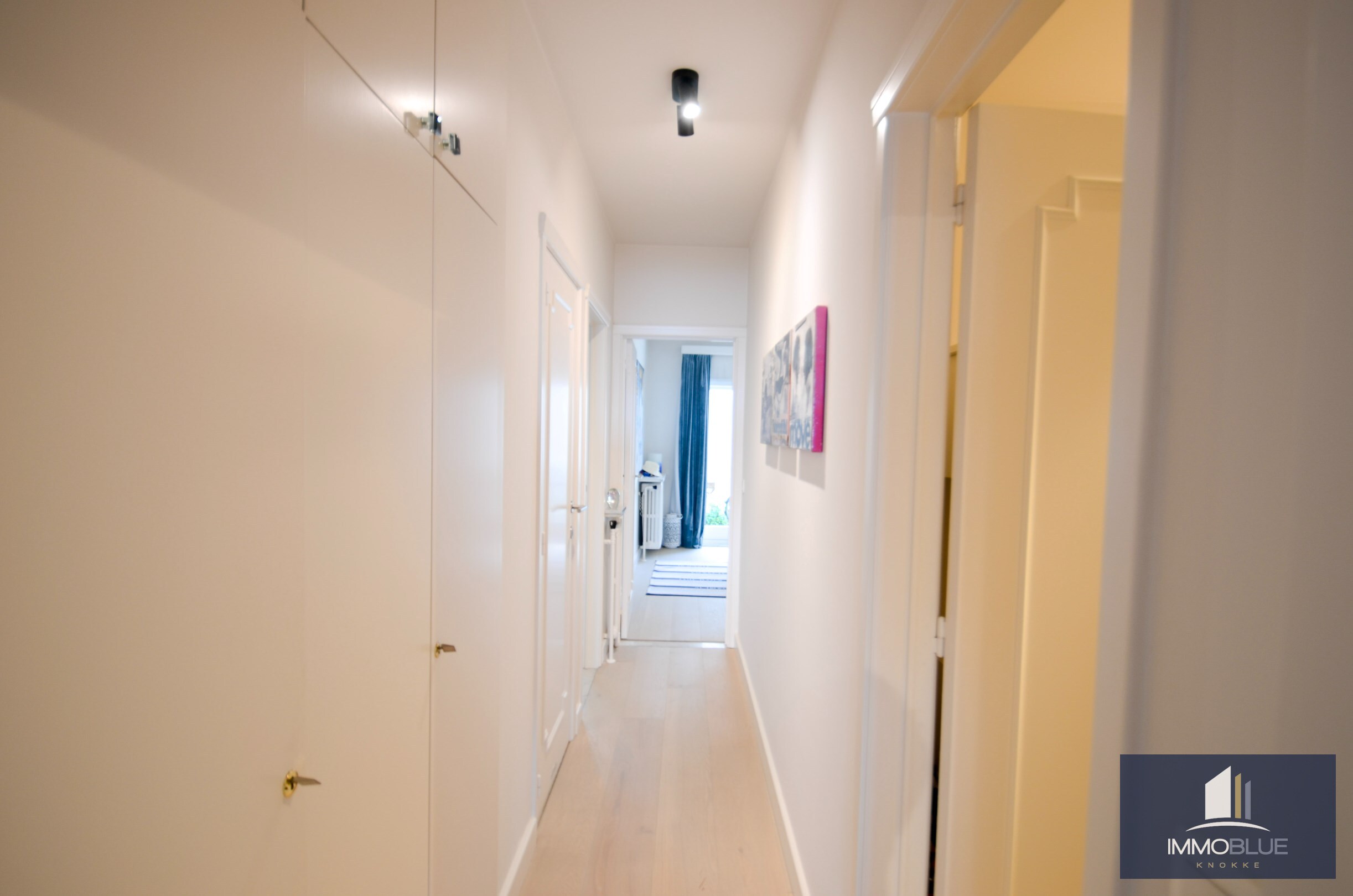 Appartement avec vue frontale sur la mer, situé dans une résidence prestigieuse au Zoute. 