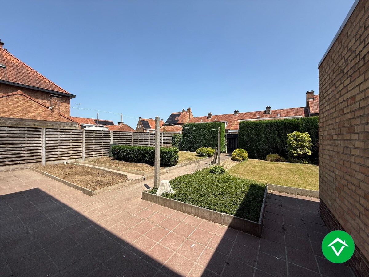 Stevige woning met 3 slaapkamers, tuin en garage in een rustige wijk te Rumbeke 