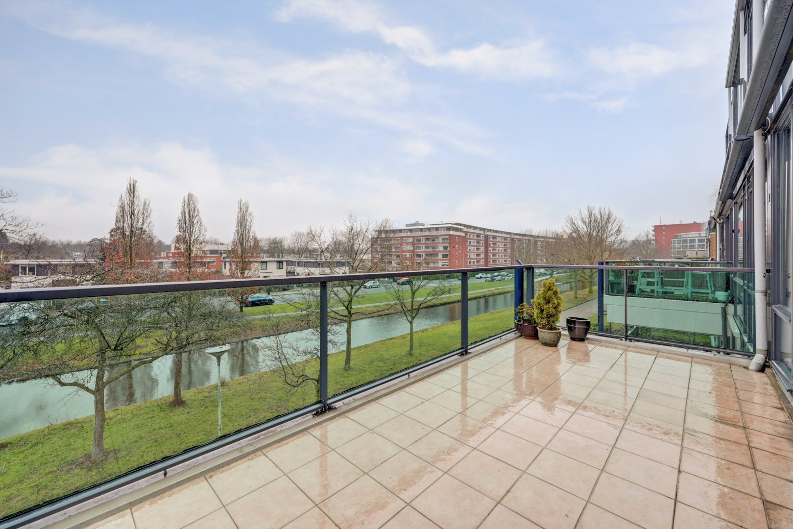 Licht en royaal 3-kamerappartement op de 2e etage met riant balkon en een garagebox in de onderbouw. 