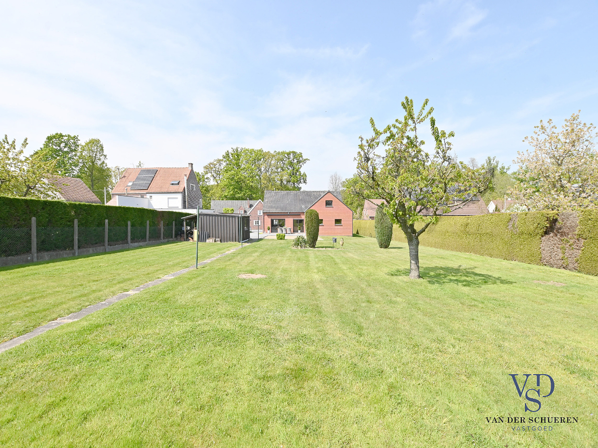 Bungalowwoning met mogelijkheden op een uniek perceel te Dikkelvenne. 
