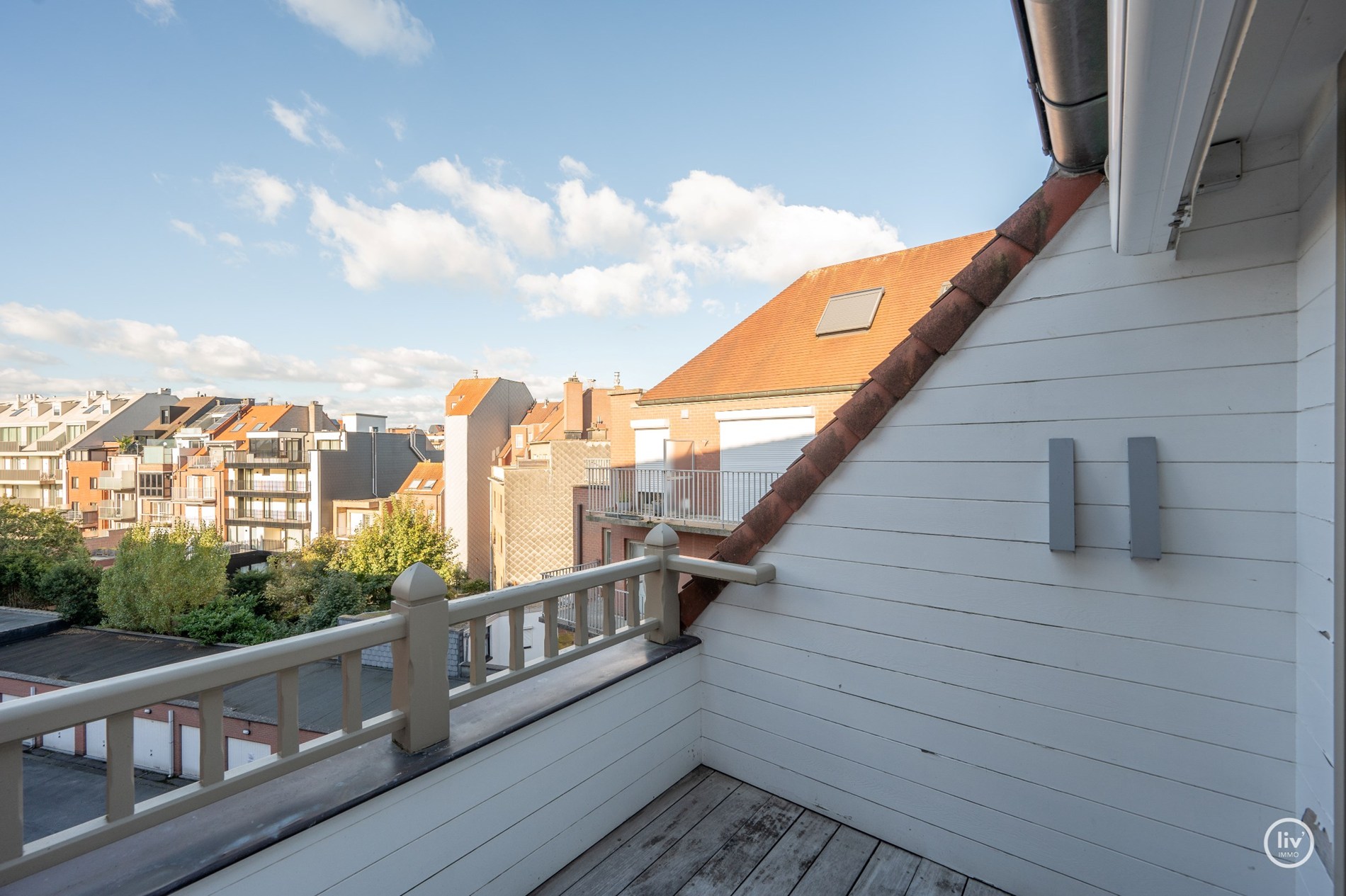 Uitzonderlijk dakappartement met een schitterend zonneterras en een prachtig open zicht over de villa's van het Zoute, gelegen tussen het centrum van Knokke. 