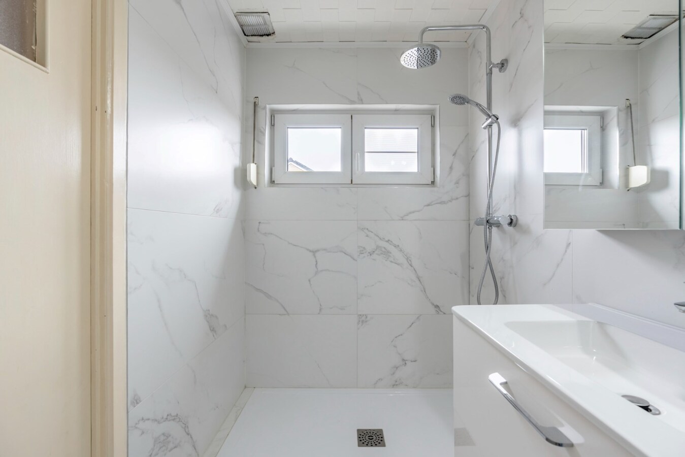 Ruime rustig gelegen woning met 3 slaapkamers. 