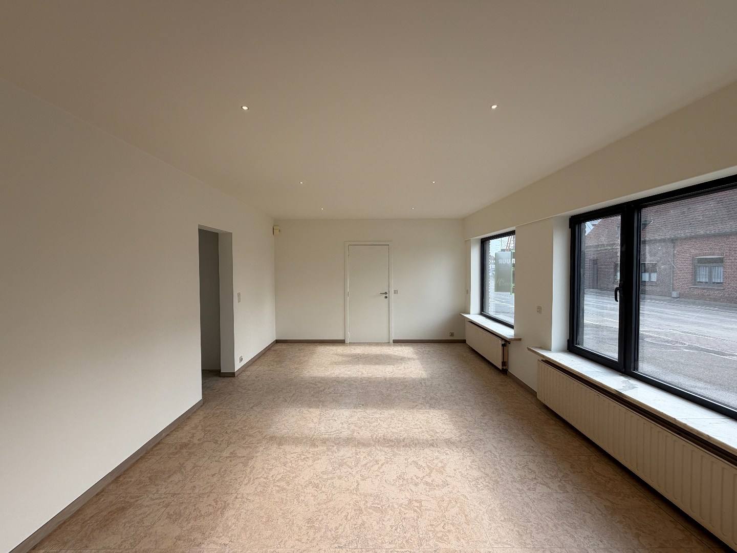 Ruime woning met twee slaapkamers en garage te Sint-Eloois-Vijve 