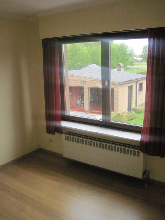 Bijzonder degelijke en ruime Half Open Bebouwing. 