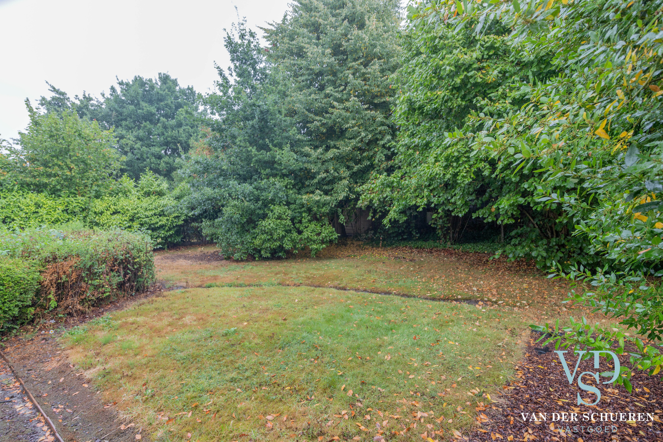 Bungalow met bijgebouw. 