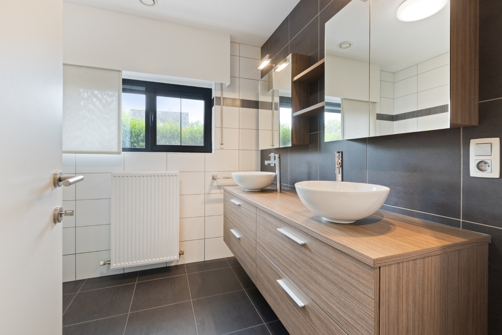 Instapklaar gelijkvloers appartement met 2 slpk. en ruim terras in Geel 