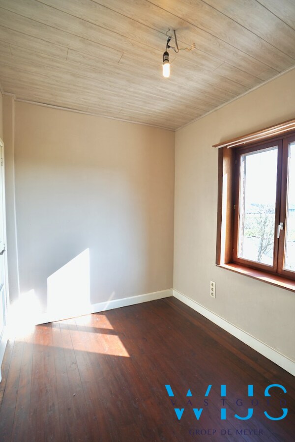 Zeer ruim en stevig woonhuis MET garage te Rieme ! 