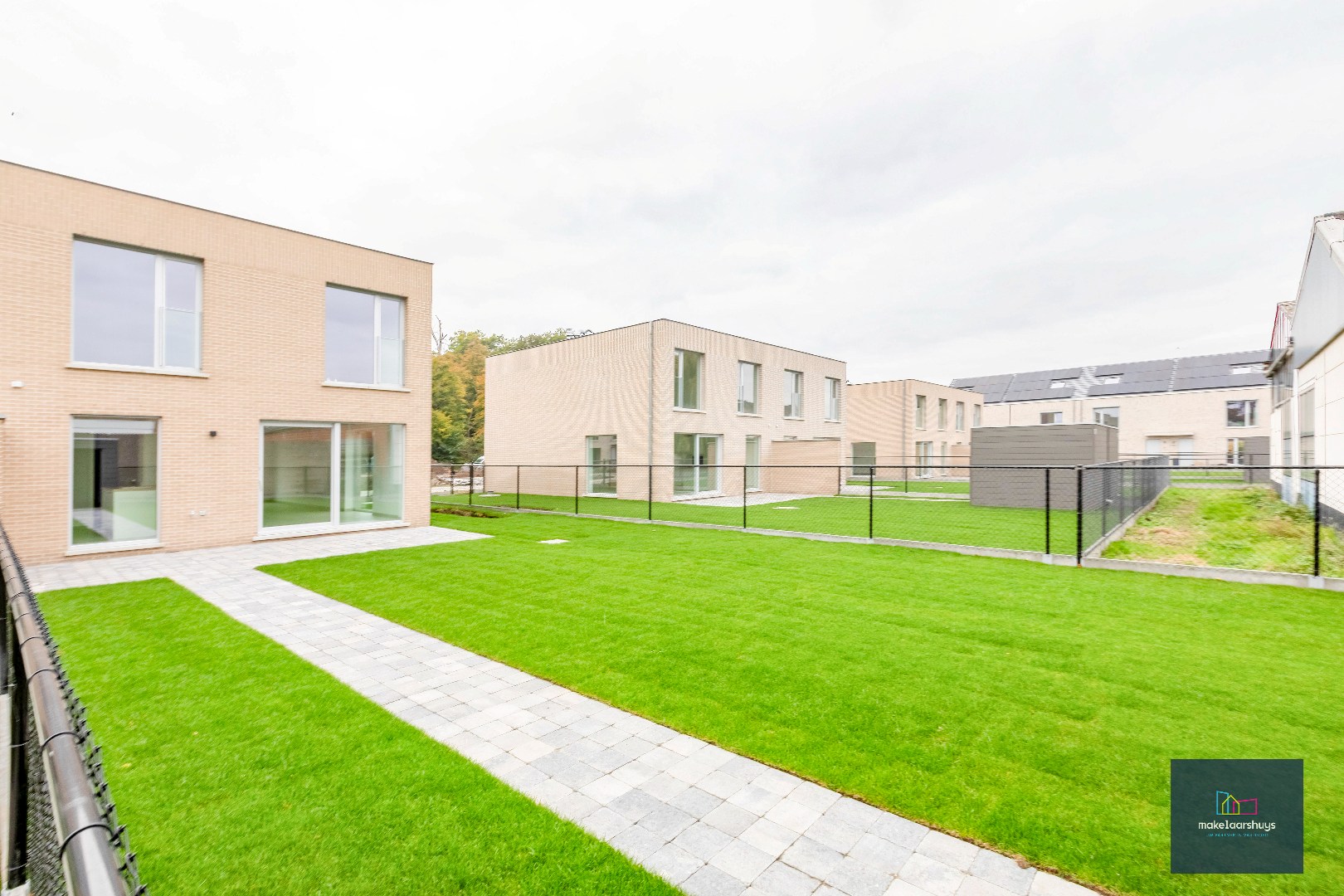 Energiezuinige nieuwbouwwoning met 3 slaapkamers , tuin en staanplaats 