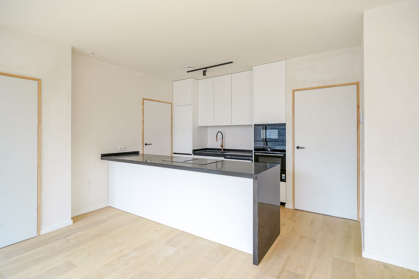 Nieuwbouwproject te Bredene bestaande uit 5 appartementen en 5 autotaanplaatsen. 