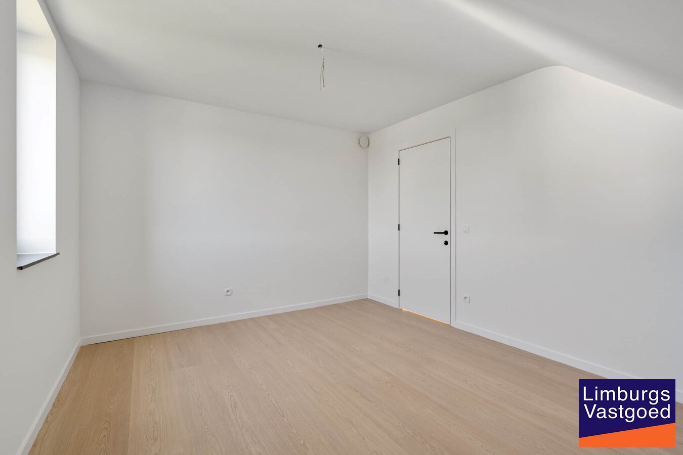 Moderne nieuwbouwwoning, 5 slpk, op een perceel van 4a31ca. 