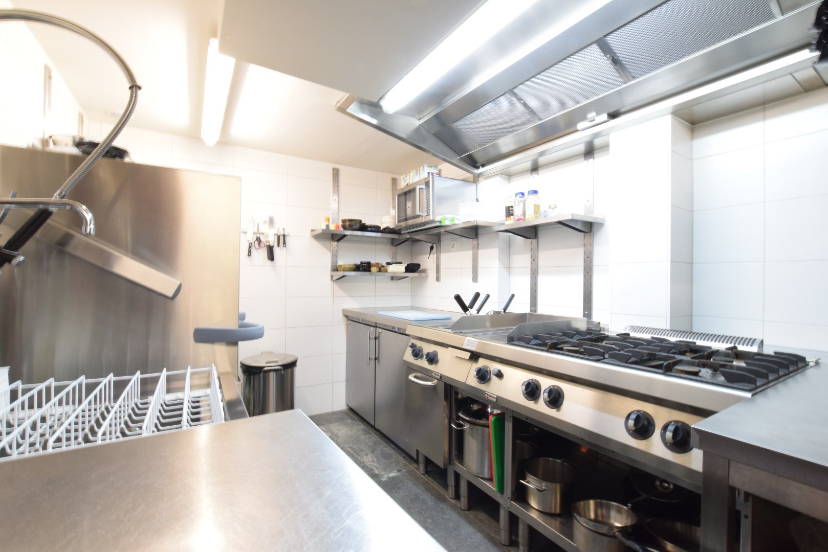 Verhuurd opbrengsteigendom (200m²) op commerciële toplocatie te Diksmuide! 