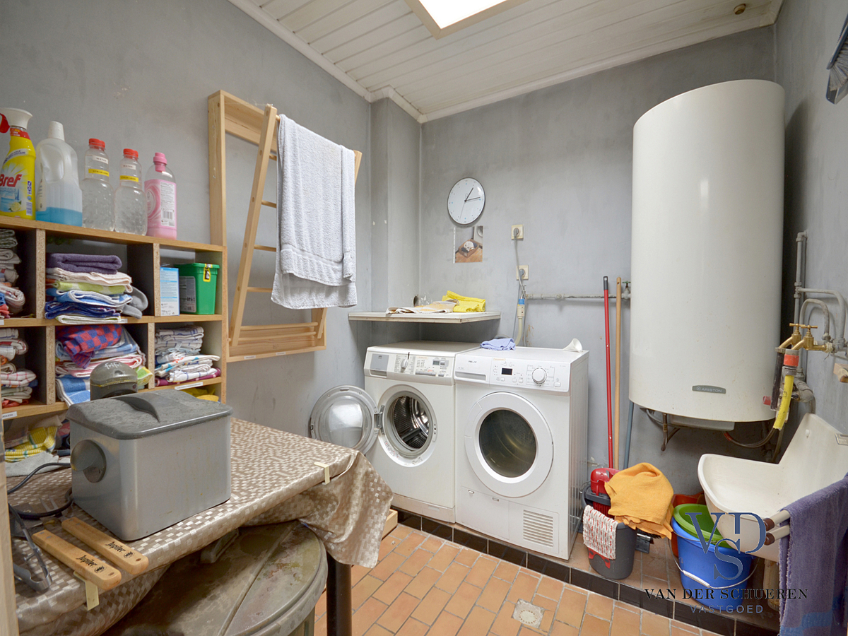 Zeer ruime, te renoveren woning (met enkele garage). Goed gelegen. 