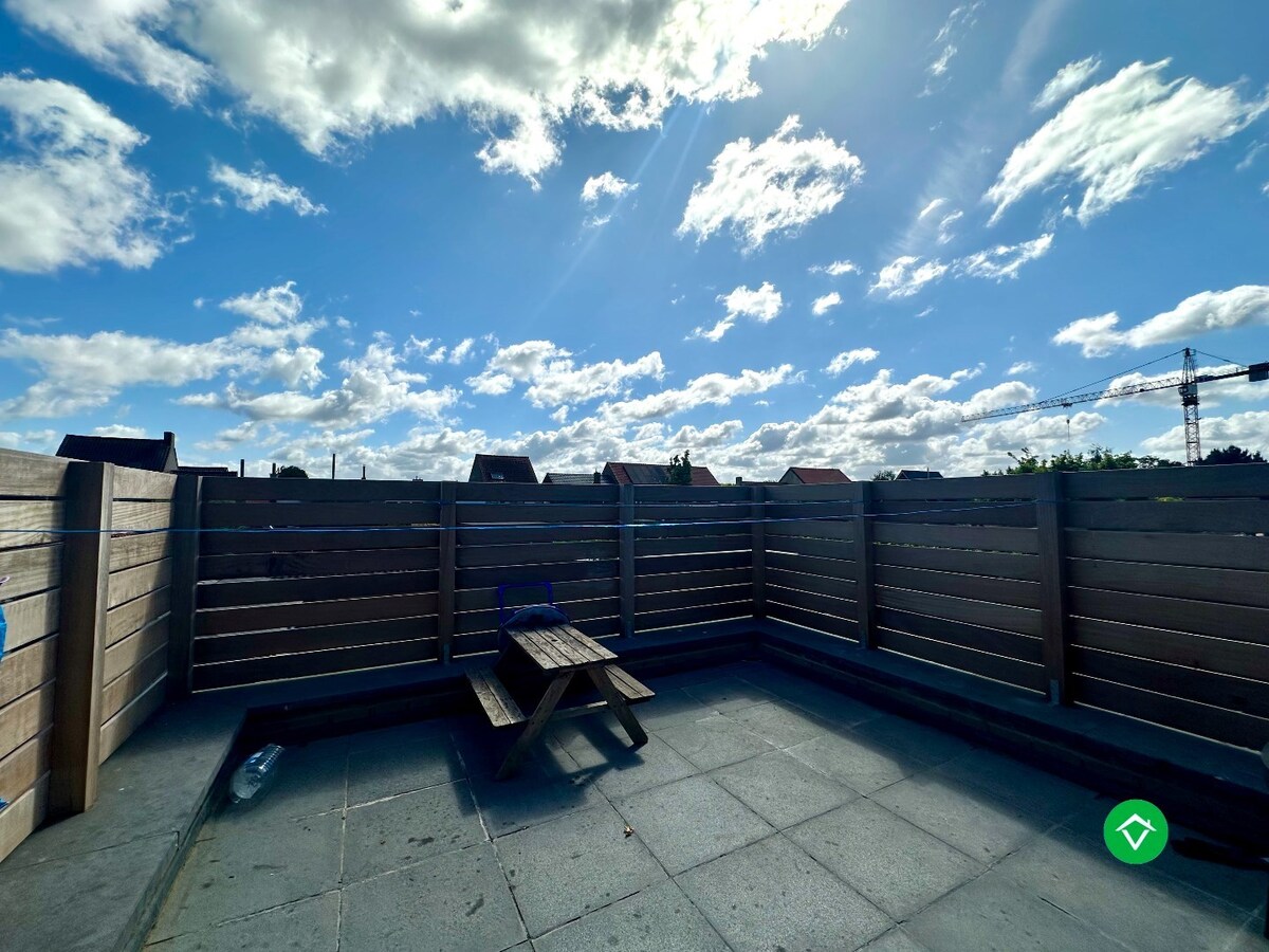 Instapklaar appartement met terras en 3 slaapkamers in een rustige wijk te Eernegem 