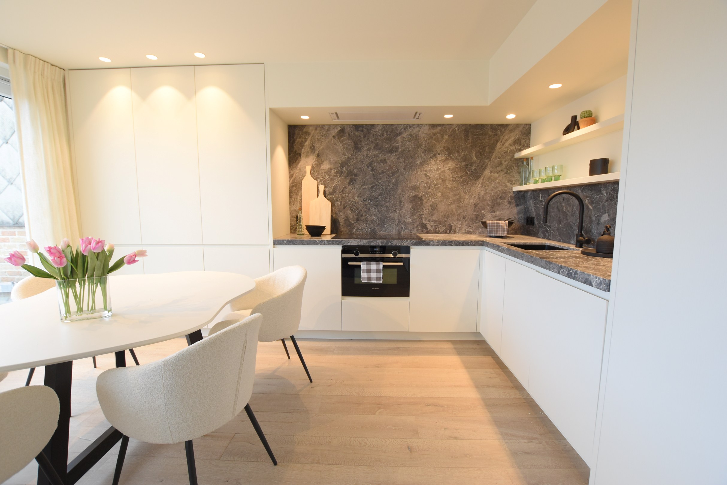 Appartement sous les toits entièrement rénové avec terrasses ensoleillées à 20 mètres à pied de la digue Albertstrand. 