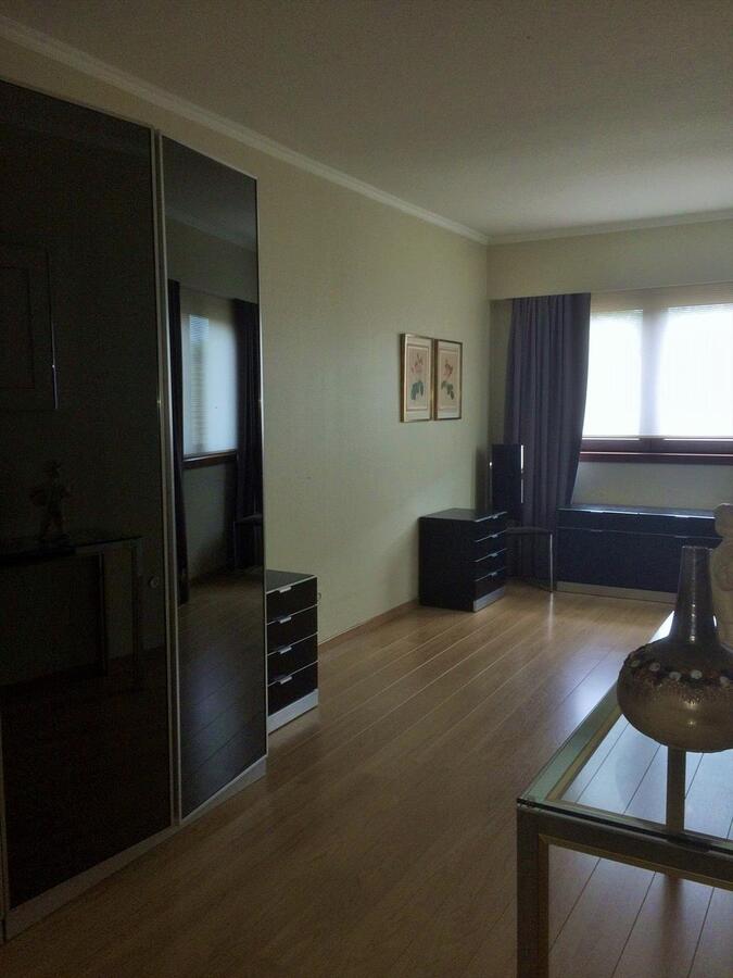 Rustig gelegen gelijkvloerse halfopen woning met 2 slpk's + dubbele garage 