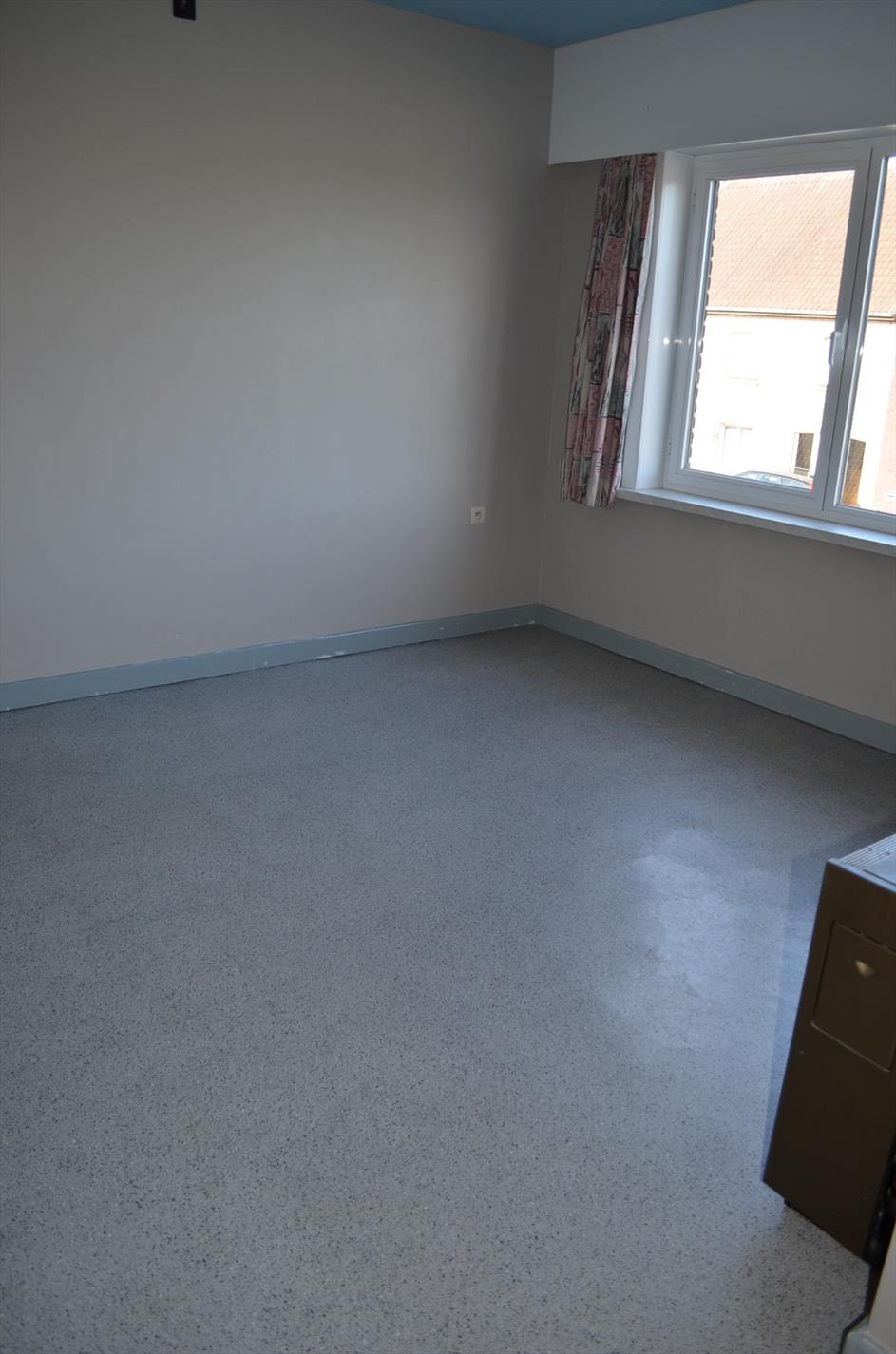 Op te frissen woning op 540m² met 3 slpks, garage en tuin te Adegem 