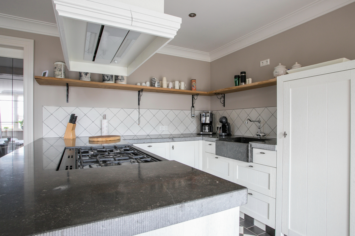 Vrijstaande, instapklare eengezinswoning met garage en carport afgewerkt in landelijke stijl. 