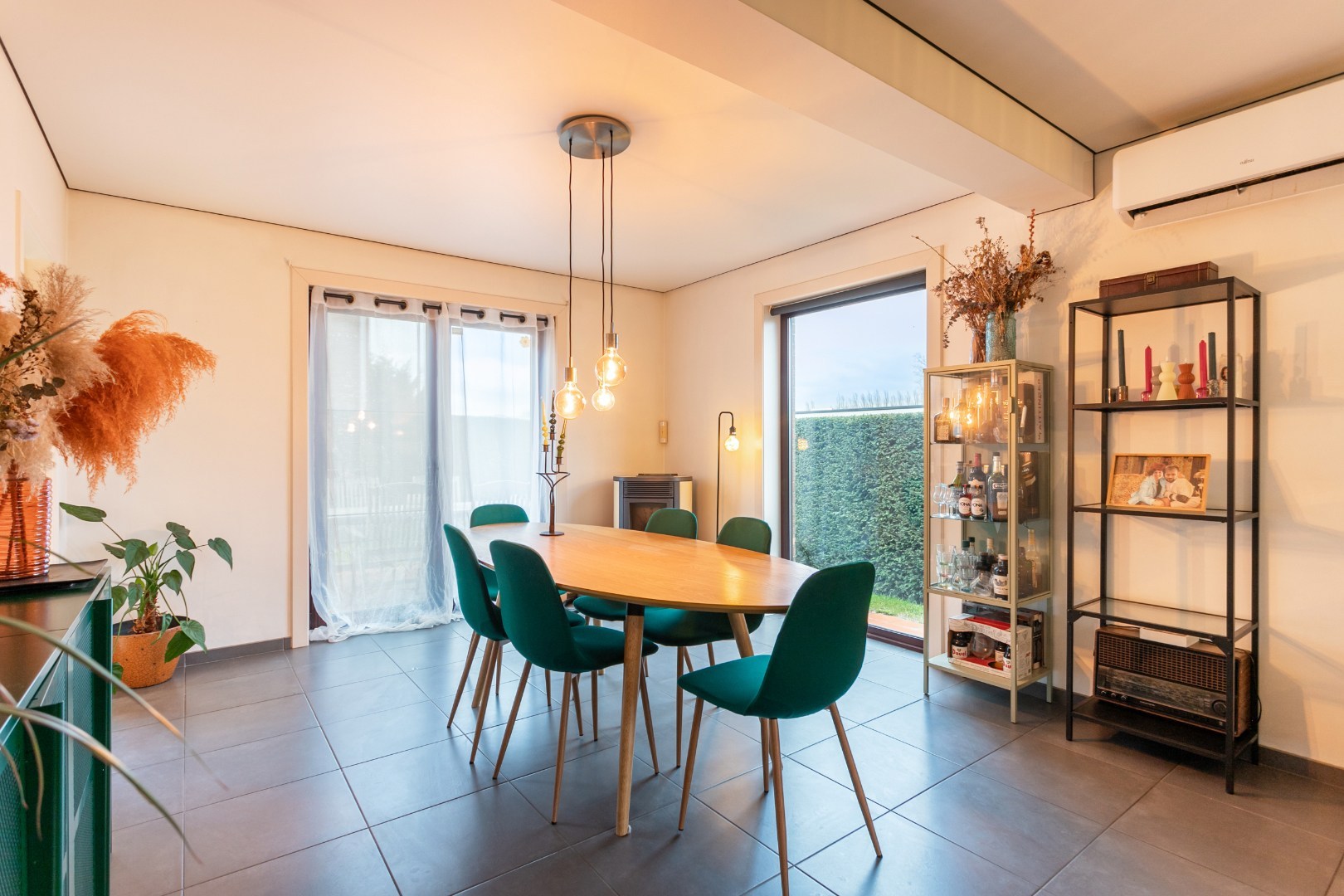 Op te frissen bungalow met 2 slaapkamers, garage en tuin op topligging in Halle 