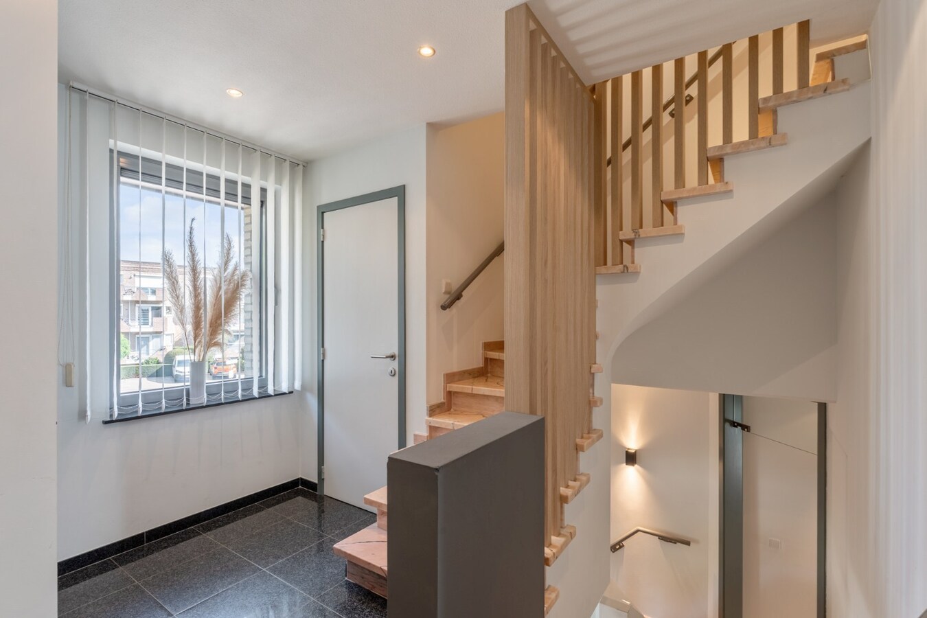 Zeer ruime, goed afgewerkte woning met diverse mogelijkheden nabij het centrum van Maaseik! 