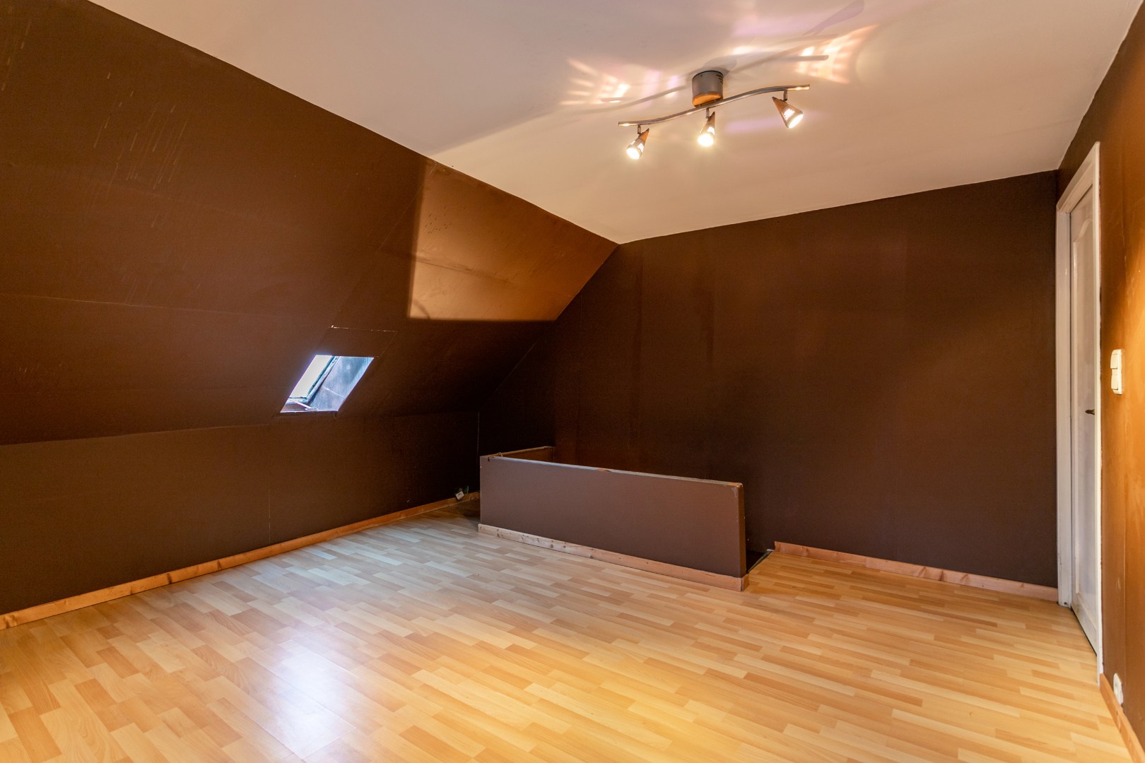 Te renoveren woning met loods nabij centrum Halle 