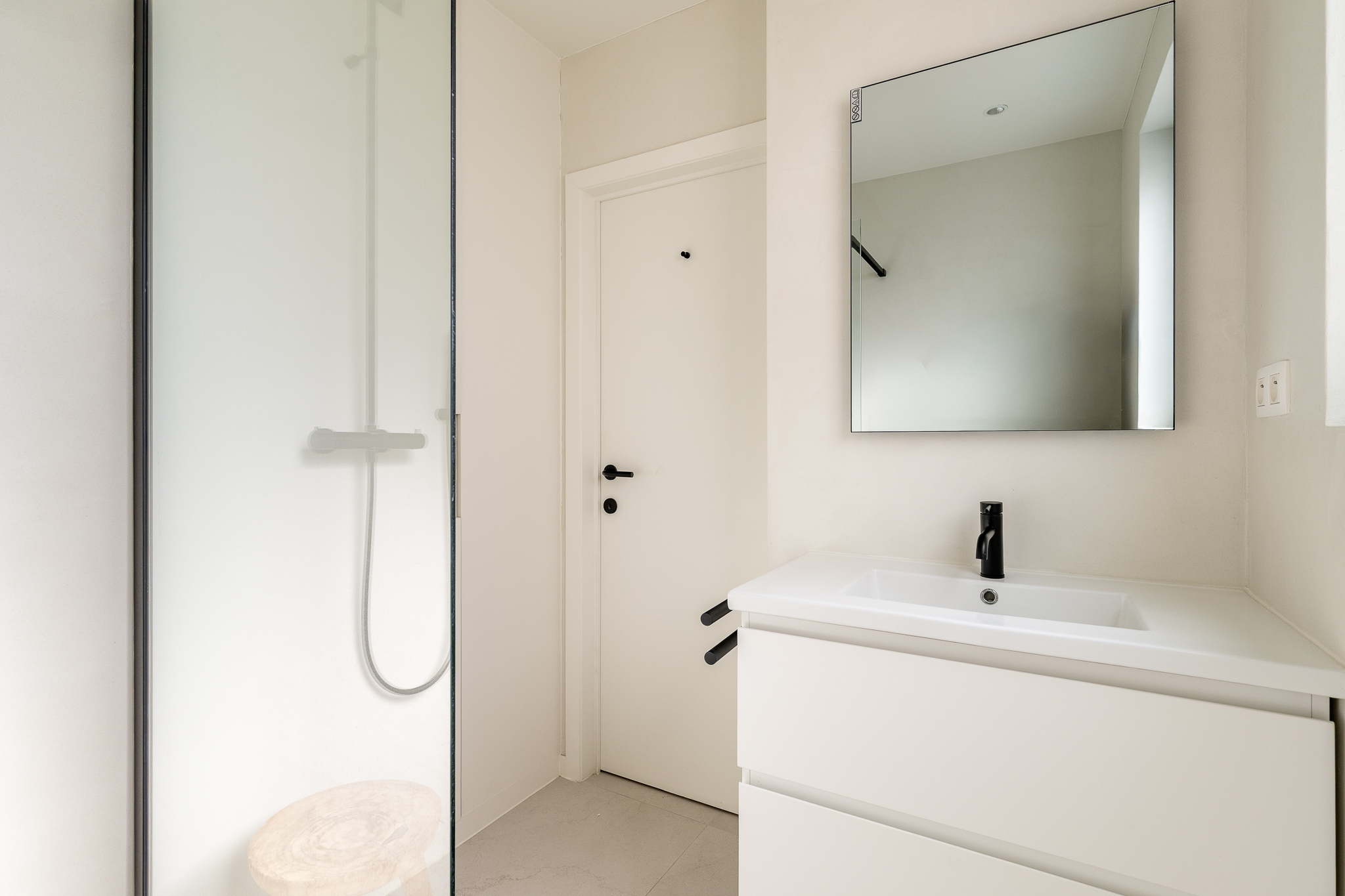 Appartement rénové avec style, offrant une vue latérale sur la mer, au cœur du Zoute. 