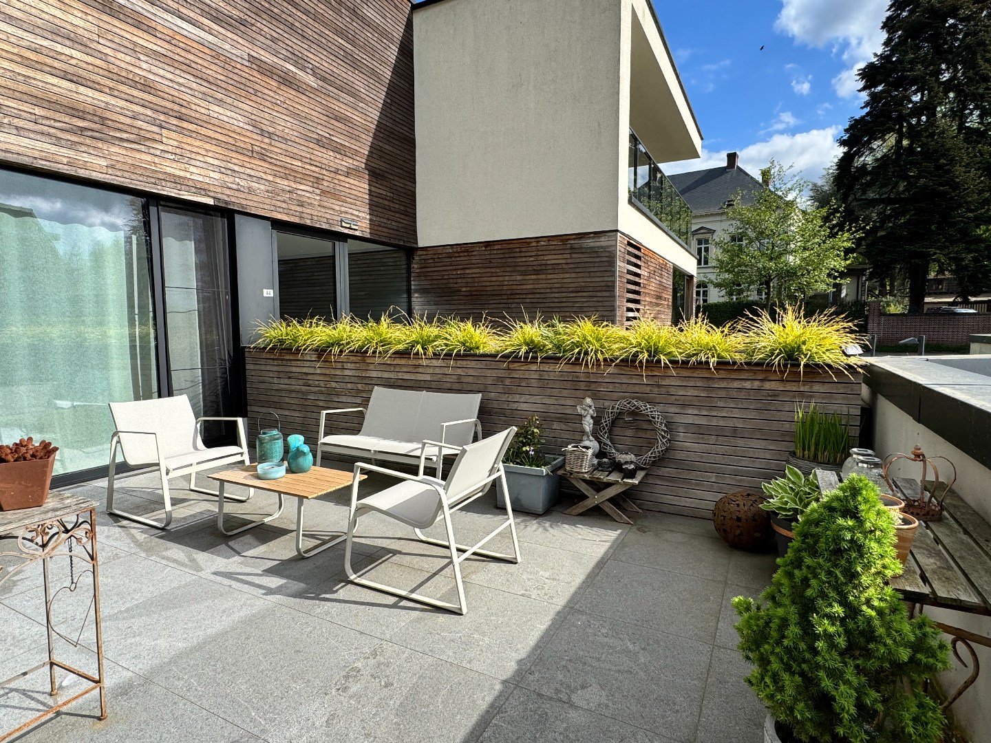 Prachtig zonnig en energievriendelijk appartement op het gelijkvloers met dubbele garage. 