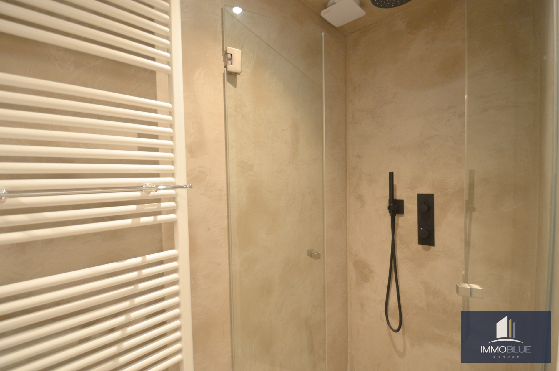 Stijlvol, recent gerenoveerd appartement met frontaal zeezicht. 