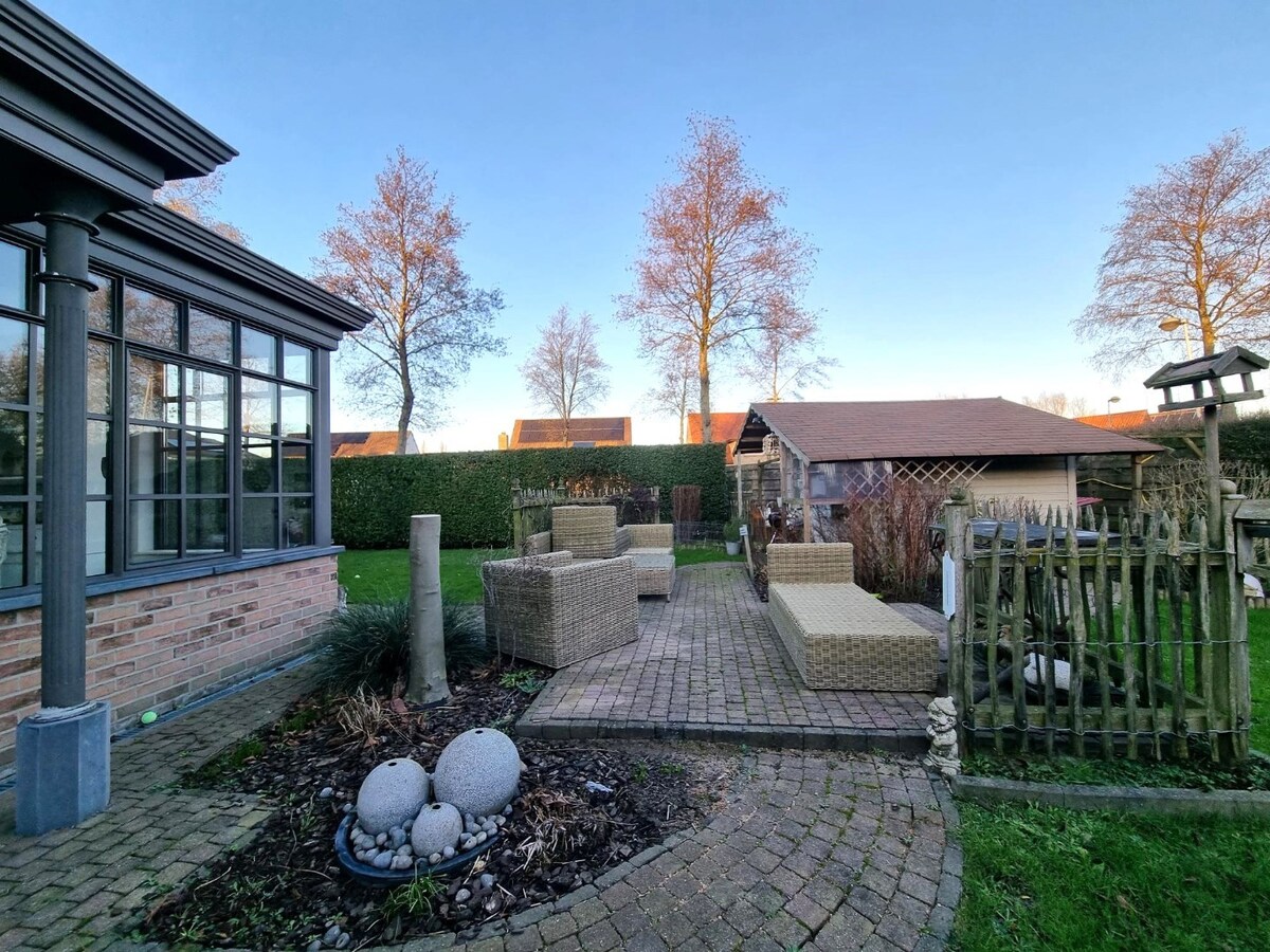 Zeer knappe, halfopen gezinswoning te Lissewege 