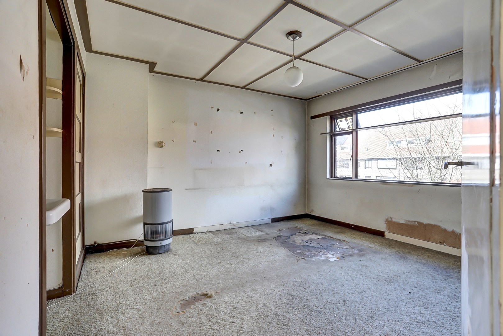 Unieke kans?! Zelf transformeren vanuit de vorige eeuw naar uw eigen hedendaagse smaak, dat kan met deze 5-kamer tussenwoning met 20m diepe tuin! 