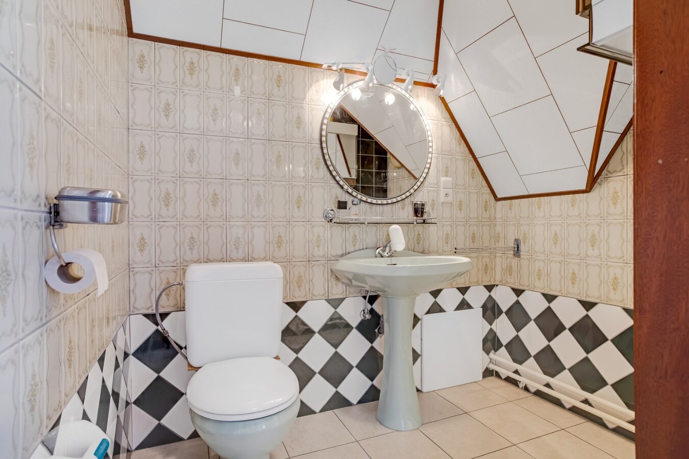 Vrijstaande woning met garage op ruim perceel in het centrum. 