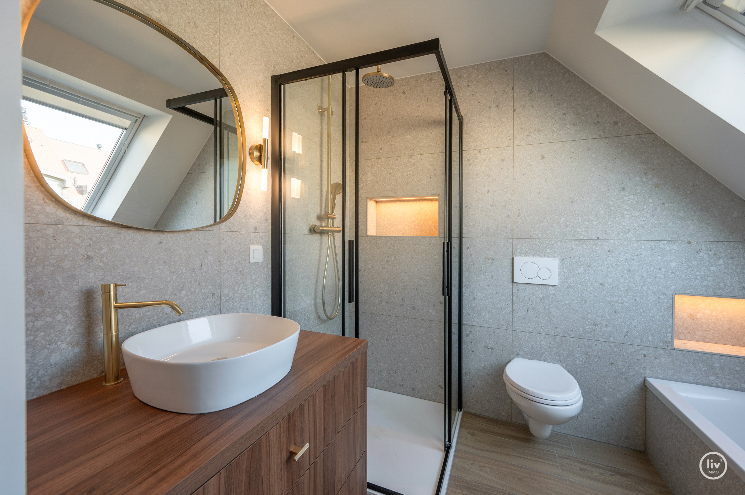 Appartement en triplex prêt à emménager situé près de la place Rubens avec vue latérale sur la mer. 