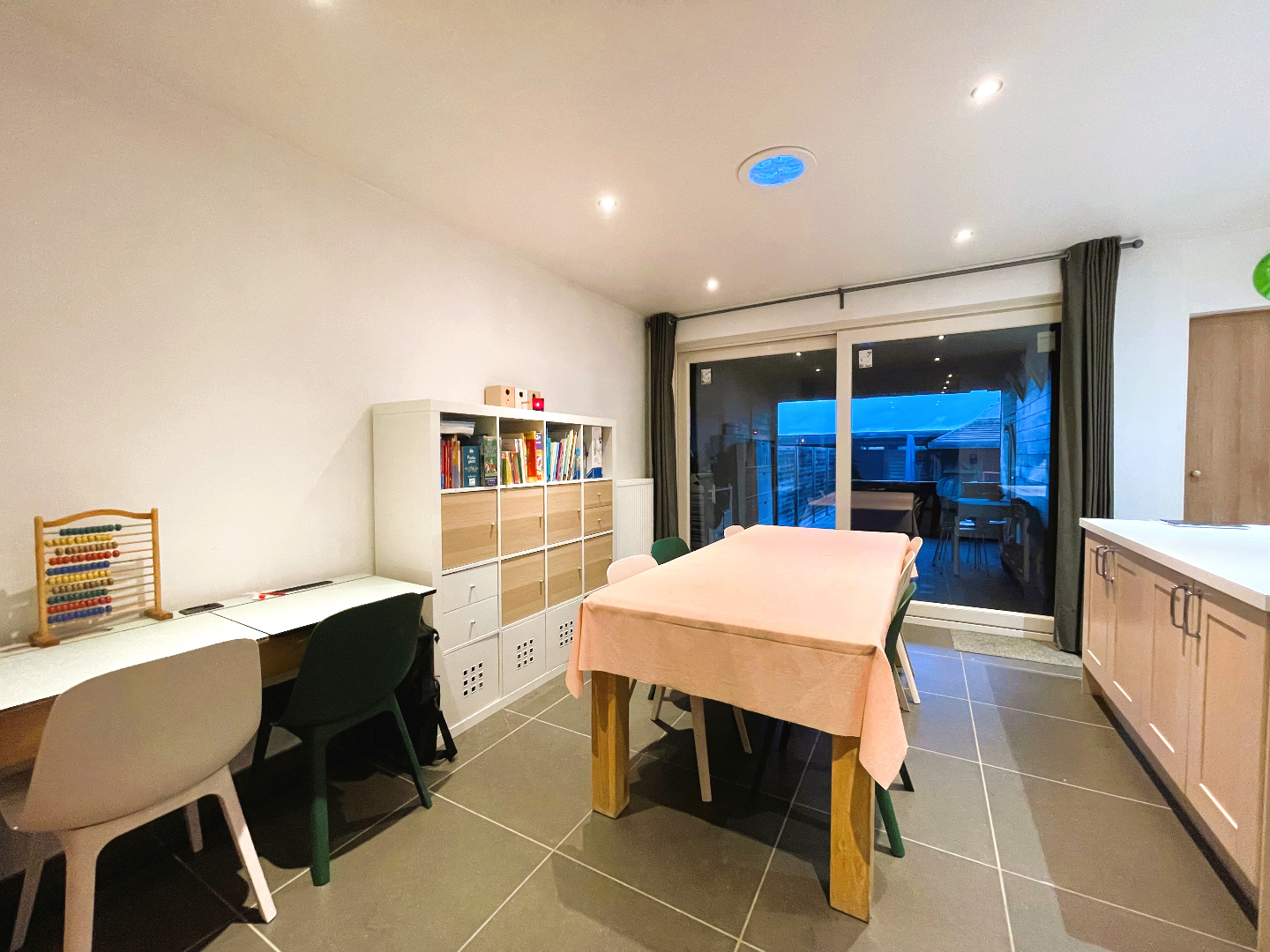 Gezellige rijwoning met 3 slaapkamers en uitweg 